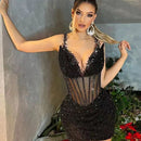 Tief ausgeschnittenes, durchsichtiges, schwarzes, kurzes Kleid mit Paillettenträgern
