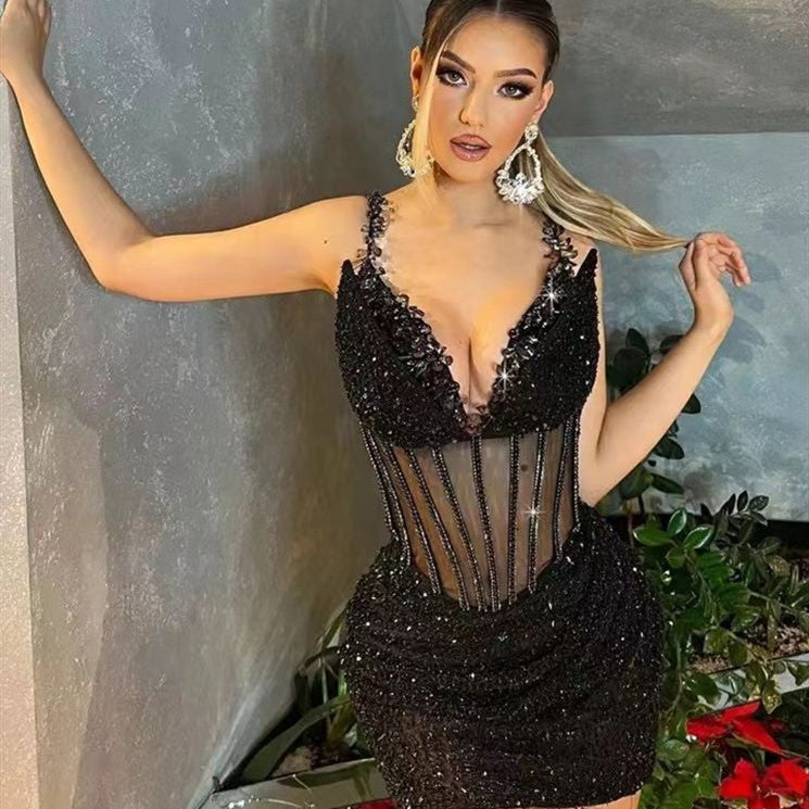 Tief ausgeschnittenes, durchsichtiges, schwarzes, kurzes Kleid mit Paillettenträgern