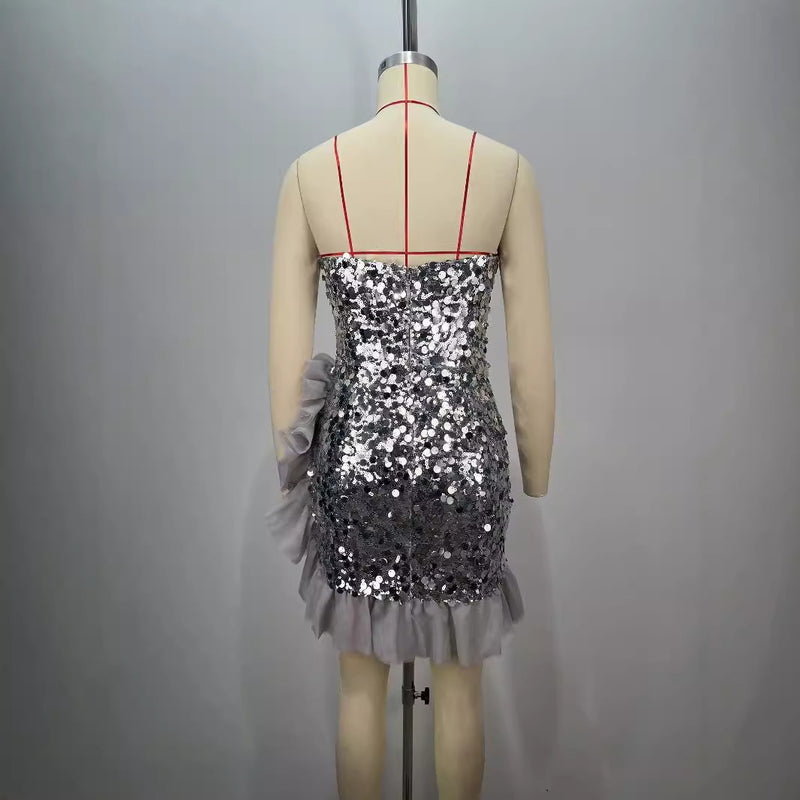 Robe moulante dos nu, épaules dénudées, bord plissé à paillettes