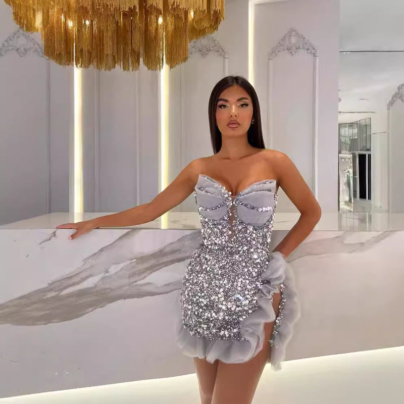 Robe moulante dos nu, épaules dénudées, bord plissé à paillettes