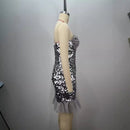 Robe moulante dos nu, épaules dénudées, bord plissé à paillettes