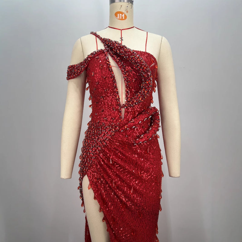 Luxuriöses, sexy Kleid mit Cut-Outs an den Schultern und hohem Schlitz in Ruby