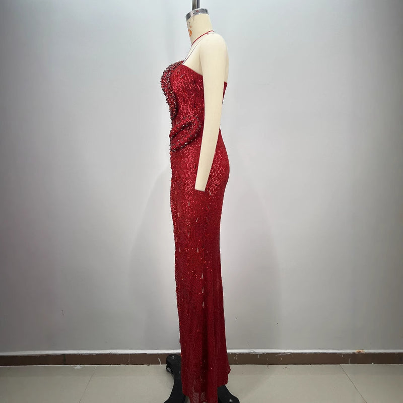 Luxuriöses, sexy Kleid mit Cut-Outs an den Schultern und hohem Schlitz in Ruby