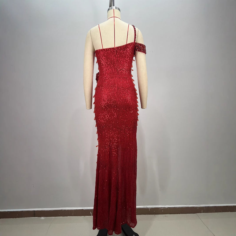 Luxuriöses, sexy Kleid mit Cut-Outs an den Schultern und hohem Schlitz in Ruby