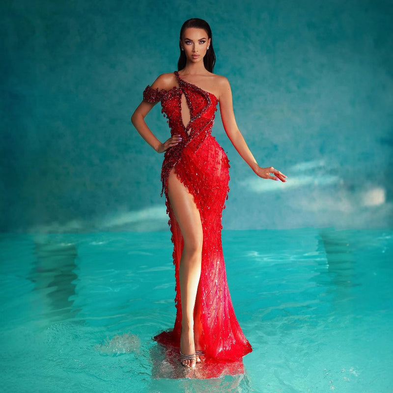 Luxuriöses, sexy Kleid mit Cut-Outs an den Schultern und hohem Schlitz in Ruby