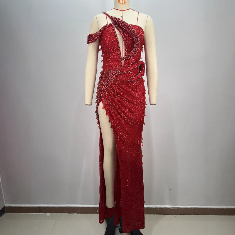 Luxuriöses, sexy Kleid mit Cut-Outs an den Schultern und hohem Schlitz in Ruby