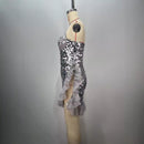 Robe moulante dos nu, épaules dénudées, bord plissé à paillettes