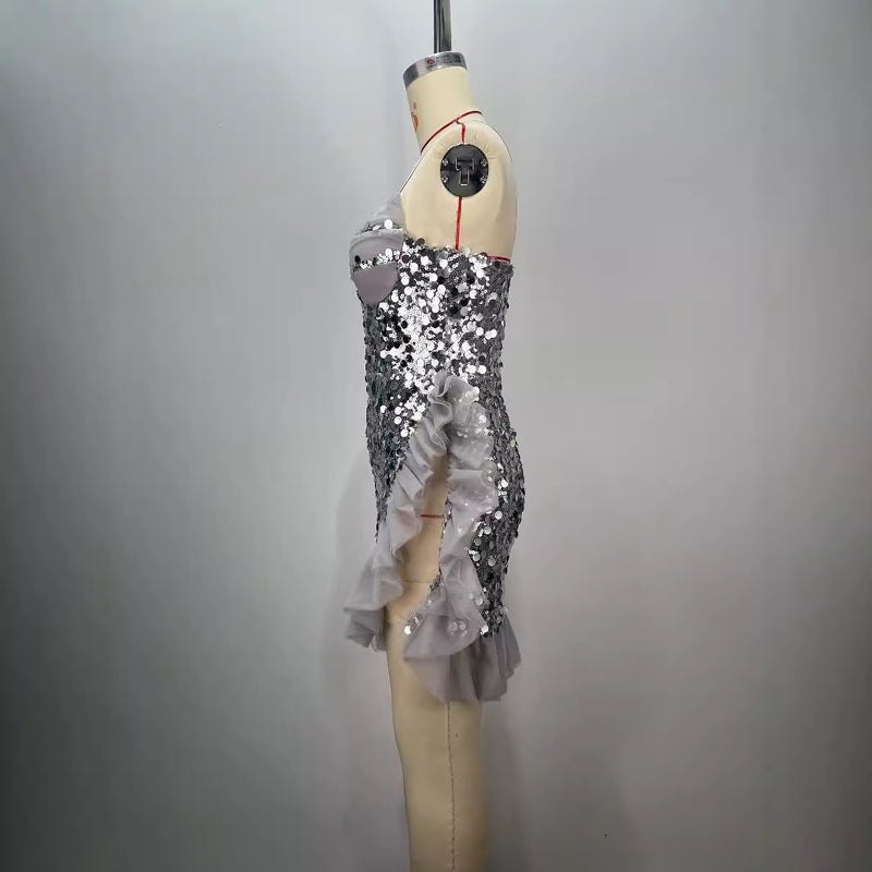 Robe moulante dos nu, épaules dénudées, bord plissé à paillettes