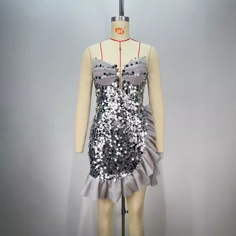 Robe moulante dos nu, épaules dénudées, bord plissé à paillettes