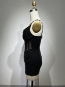 Tief ausgeschnittenes, durchsichtiges, schwarzes, kurzes Kleid mit Paillettenträgern