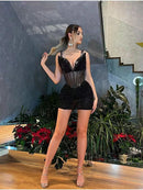 Tief ausgeschnittenes, durchsichtiges, schwarzes, kurzes Kleid mit Paillettenträgern