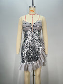 Robe moulante dos nu, épaules dénudées, bord plissé à paillettes